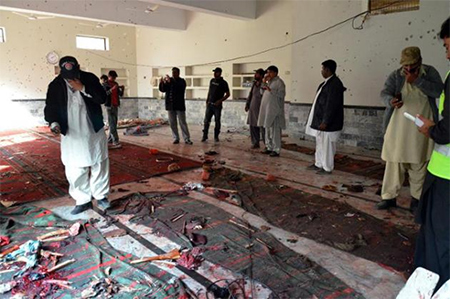 dentro de la mezquita despues del atentado Sangriento atentado contra una mezquita en el sur de Pakistán